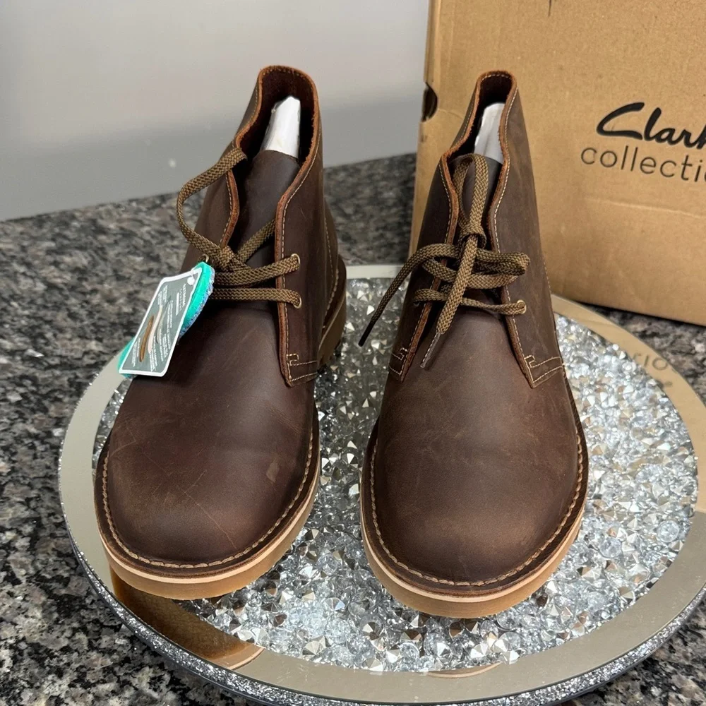 Clarks Men’s Dark Brown leather Chukka Boots with Tan Sole NEW 12W